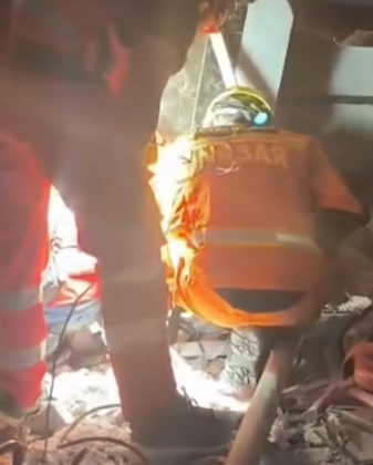 Derrumbe de internado en Indonesia deja víctimas mientras estudiantes oraban