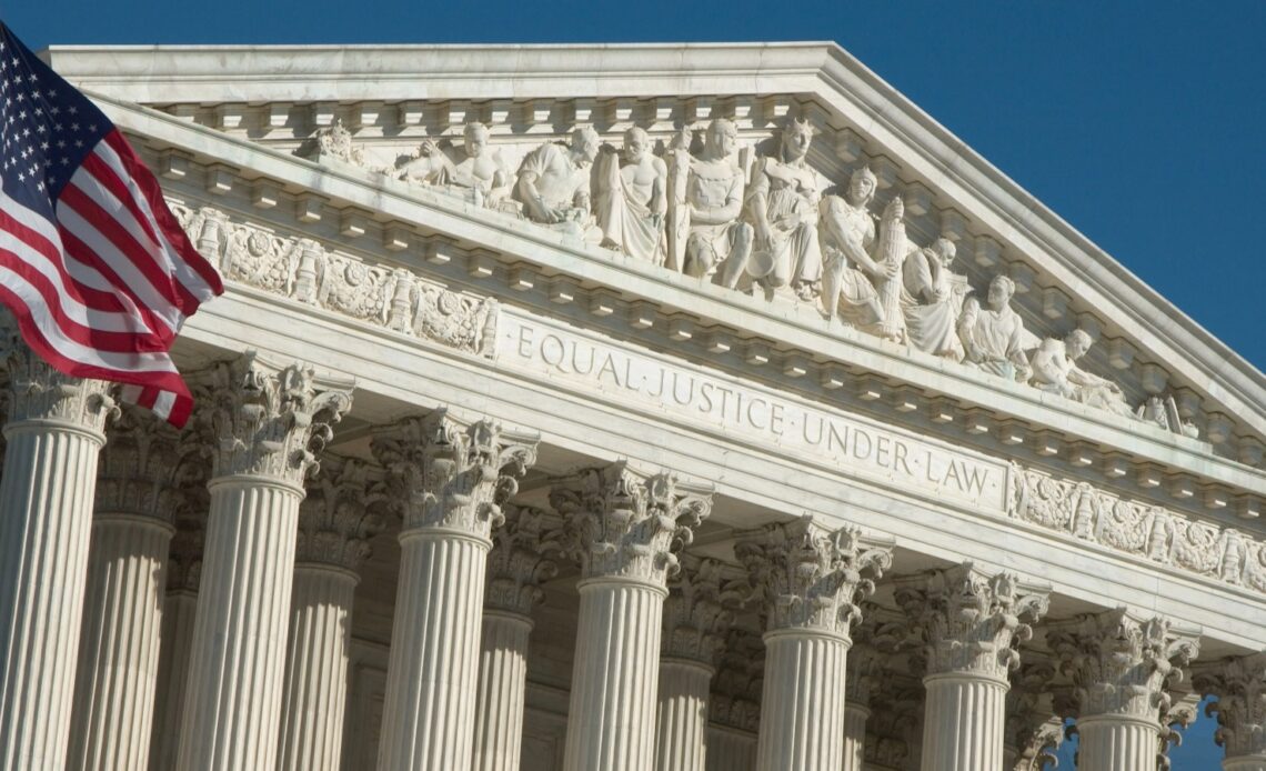 Corte Suprema de EE.UU. Permite al Gobierno Eliminar Protecciones a Migrantes Venezolanos