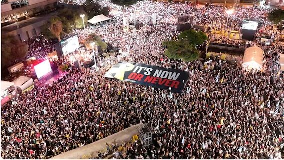 Trump Difunde Imagen de Concentración en Tel Aviv y Exige Liberación de Rehenes