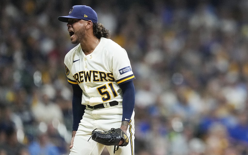 Freddy Peralta Lanzará el Primer Juego de la Serie Divisional de la Liga Nacional para los Cerveceros Contra los Cachorros