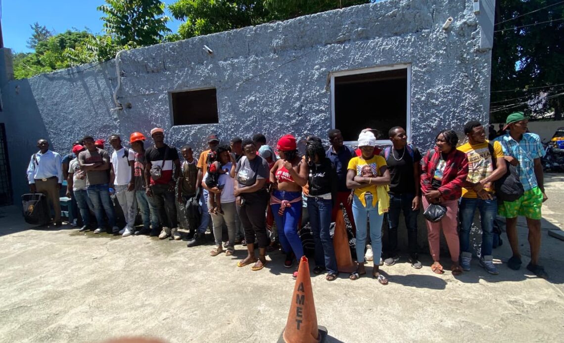 Autoridades Dominicanas Detienen Autobús con 25 Haitianos Indocumentados en Operativo Preventivo