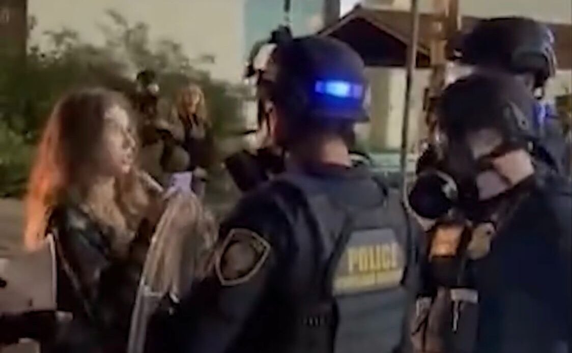 Oficial de Policía Rocía Gas Pimienta a Mujer Cerca de Instalaciones de ICE