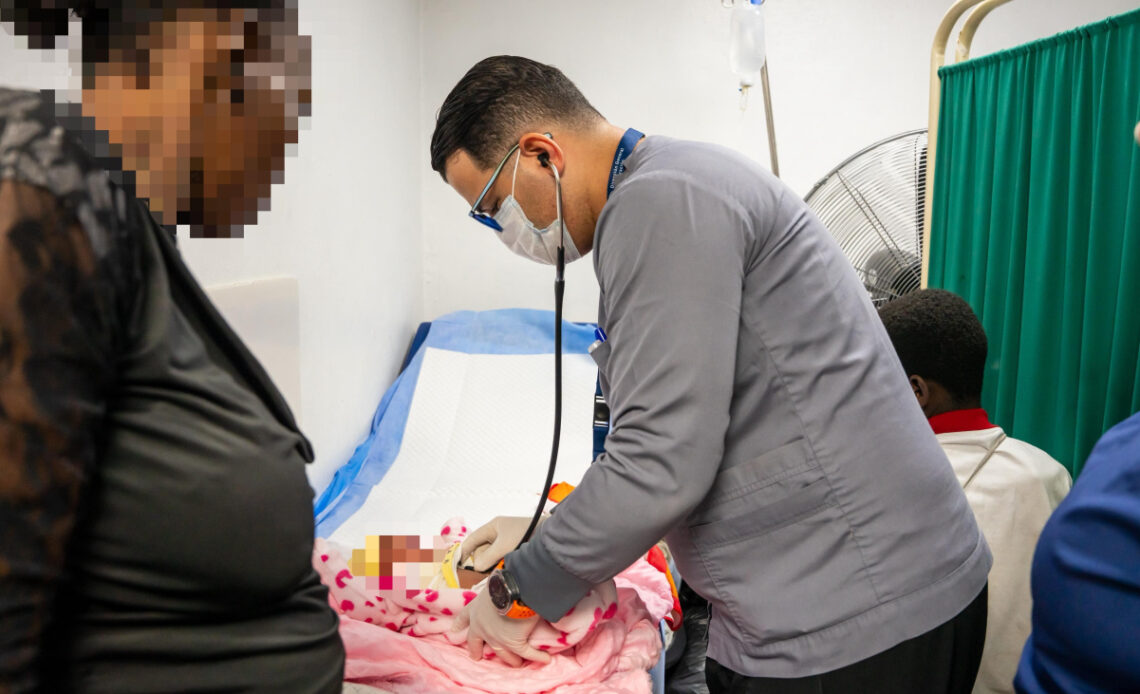 Migración Dominicana Refuerza Atención Médica a Niños Migrantes en Centro de Haina